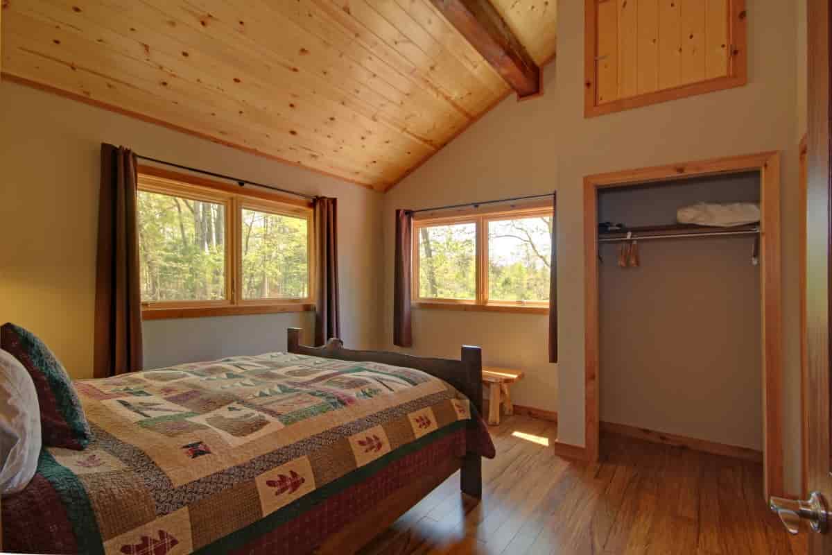 Corkscrew Cabin bedroom
